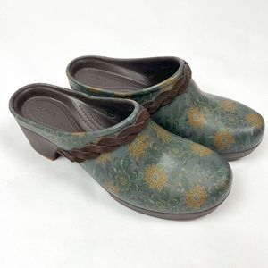 CROCS Sarah Clog Green Gold Floral Women